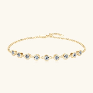 Dettaglio del bracciale a catena dorata con nove cristalli rotondi blu chiaro