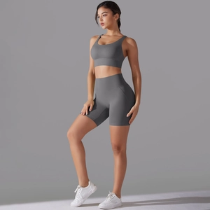 Set fitness grigio con canotta racerback e pantaloncini da yoga a vita alta