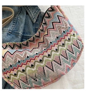 Vue macro détaillée du sac en tricot ethnique avec motifs géométriques colorés en vagues
