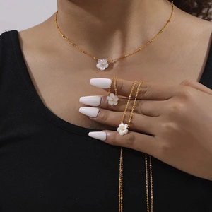 Flower Pendant Necklace 18K Gold Plated Titanium Steel Mother Of Artificial Pearl Shell Elegant Dainty Clavicle Chain Jewelry Women