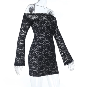 Détail de la robe noire en dentelle à épaules dénudées avec manches longues et coupe ajustée
