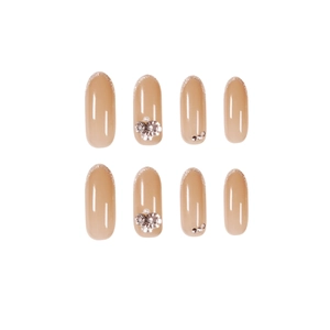 Faux ongles amande nude français avec bords argentés, strass et breloques cœur 3D