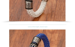 Détails de bracelets en cuir tressé bleu et blanc avec des breloques en métal gravées