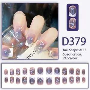 Französisches Lila-Weiß-Verlauf Nagelset mit Herzdesign und kleinen Strasssteinen zum Aufkleben