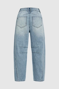 Detailansicht der hellblauen Barrel-Jeans mit großen Gesäßtaschen und Knie-Nähten