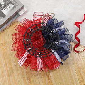 Dettaglio del kit nastro mesh rosso e blu per ghirlanda Independence Day su telaio in plastica
