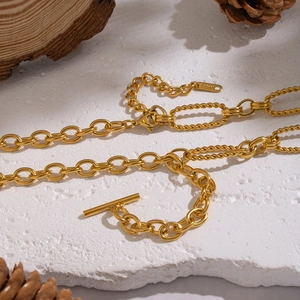 Detailaufnahme der goldenen Kette mit ovalen Gliedern und elegantem T-Bar-Knebelverschluss