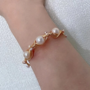 Elegant handmade freshwater pearl bracelet with gold wire wrapping and star design style