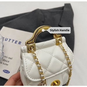 Détail du sac en cuir PU blanc matelassé avec poignée en métal doré et bandoulière