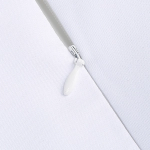 Dettaglio di una cerniera invisibile su un abito da sera bianco con strass