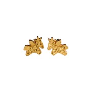 Boucles d'oreilles puces animal plaquées or 24k avec finition mate texturée sur fond blanc