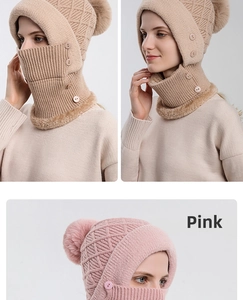 Dettaglio cappuccio sciarpa in maglia da donna con fodera in pile termico e pompon decorativo