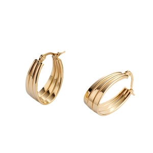 Elegante goldene Creolen aus Titanstahl mit drei Reihen und hochglanzpoliertem Finish