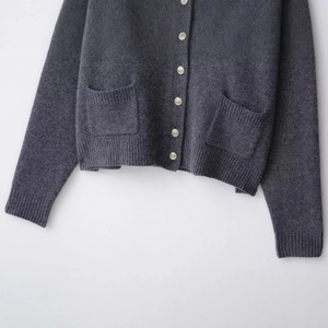 Cardigan en laine gris foncé avec boutons dorés embossés et poches plaquées élégantes