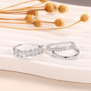 Dettaglio del set di tre anelli in argento con pietre di zircone a taglio marquise