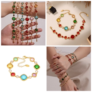 Detaillierte Makroansicht bunter Glasstein-Armbänder mit vergoldeter S.steel Oberfläche