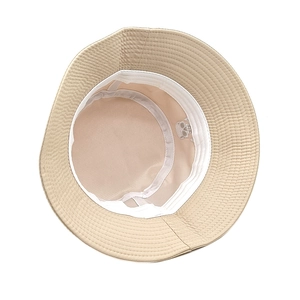 Bob en coton beige avec broderie tête de mort et bords à surpiqûres renforcées