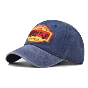 Dettaglio del cappellino da baseball vintage in denim lavato con ricamo Aero 1865