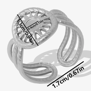 Bague ouverte argentée avec motif soleil et détails des dimensions de l'anneau ondulé