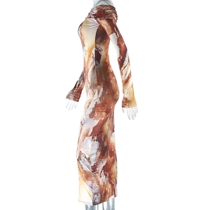 Détail de l'imprimé marbré marron sur une robe moulante à épaules dénudées chic