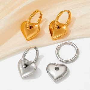 Polierte Edelstahl-Herzohrringe in Gold und Silber auf Seidenstoff für Damen