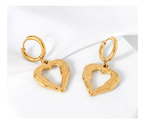 Détail des boucles d'oreilles en forme de cœur plaqué or 18K avec textures de plumes
