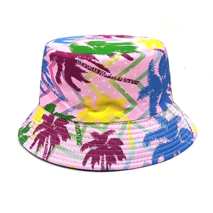 Détails de l'imprimé palmier coloré et des coutures sur un chapeau bob rose