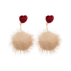 Élégantes boucles d'oreilles cœur en velours rouge avec pompons beiges pour l'hiver