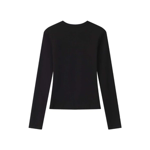 Vue détaillée de la doublure thermique douce et du tricot noir du t-shirt à coupe ajustée