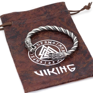 Detail eines Wikinger Drachenarmbands aus Silber mit Lederbeutel und gedrehtem Design