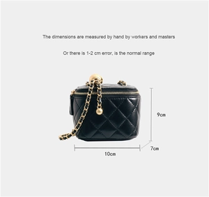 Detail view of quilted leather cosmetic bag with gold chain and dimensions 10x9x7cm