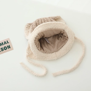 Dettaglio del cappello in peluche per neonati in sherpa con lacci per l'inverno