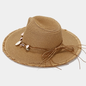 Cappello estivo in paglia a tesa larga con decorazioni di conchiglie e bordi sfrangiati