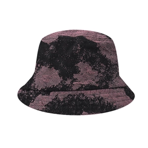 Detail eines rosa-schwarzen Jacquard-Anglerhuts aus robustem Denim mit Batik-Muster