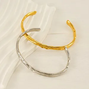 Bracciale Rigido Martellato Irregolare Acciaio Inossidabile Placcato Oro 18K Stile Metallo Liquido Polsino Aperto Per Donne