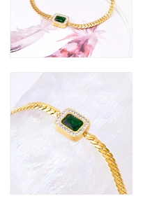 Détail du bracelet avec zircon vert taille émeraude et cristaux sur chaîne cubaine dorée