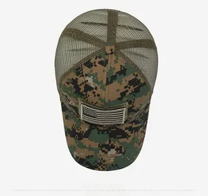 Vue de dessus d'une casquette tactique camouflage numérique avec patch drapeau USA et mesh