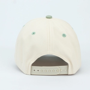 Détail de la fermeture réglable et de la broderie sur la casquette de baseball en coton