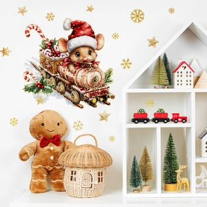 Detail der Weihnachts-Wandtattoos mit Cartoon-Maus im Zug und goldenen Sternen