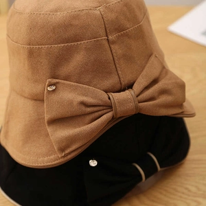 Cappello da pescatore con fiocco grande e logo in metallo nei colori cammello e nero