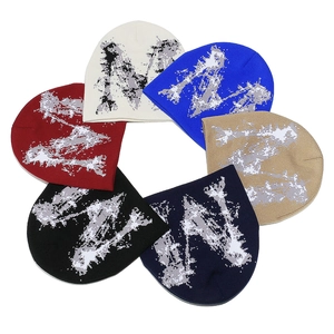 Bonnet en tricot avec motif jacquard lettre M disponible en six couleurs urbaines