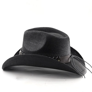 Vista laterale del cappello da cowboy in paglia intrecciata nera con fascia in cuoio e borchie