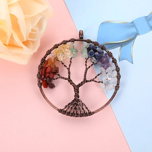 Dettaglio ciondolo albero della vita con pietre chakra colorate e filo di bronzo intrecciato