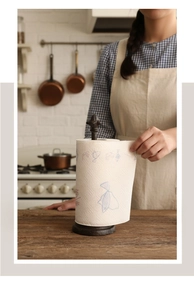 Dettaglio del portasciugamani in ghisa vintage con decorazione in una cucina rustica