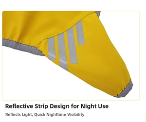 Détail du tissu imperméable jaune pour chien avec triples bandes réfléchissantes