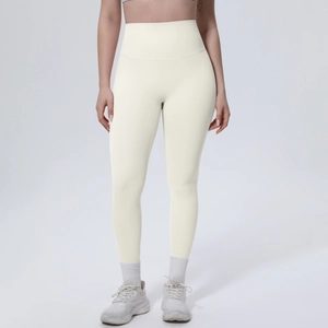 Detail der nahtlosen High-Waist Yoga-Leggings aus cremeweißem, weichem Material
