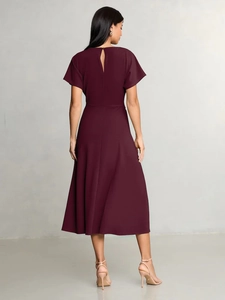 Rückansicht eines eleganten weinroten Midikleids mit kurzen Ärmeln und Schlitz