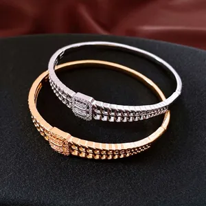 Bracelets carrés ajourés plaqués or 18 carats avec design chaîne et cristaux brillants