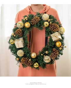 Detail of a 45cm Christmas wreath featuring gold ornaments, pine cones, and mini gift boxes