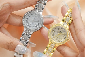 Détails macro de montres à quartz or et argent avec cristaux et chiffres romains